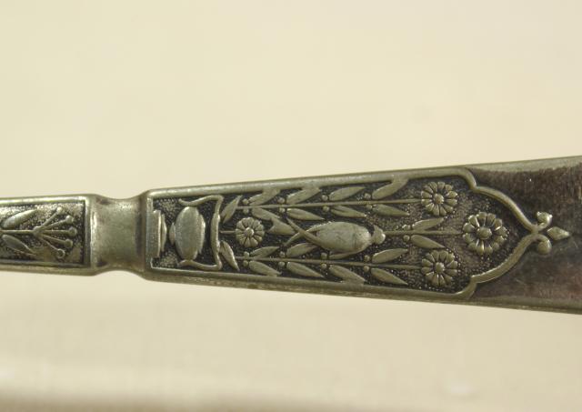 photo of Unique 1880s Reed & Barton art nouveau silver plate master butter knife, marguerite daisies #7