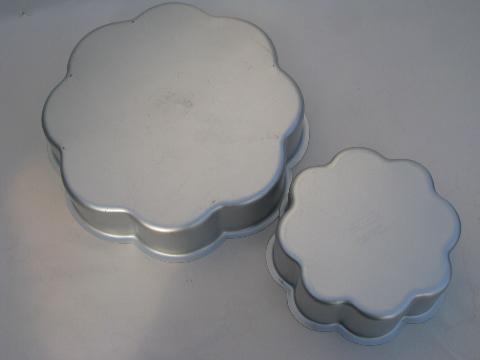 photo of Wilton aluminum tiered wedding cake pans, flower petal shape #4