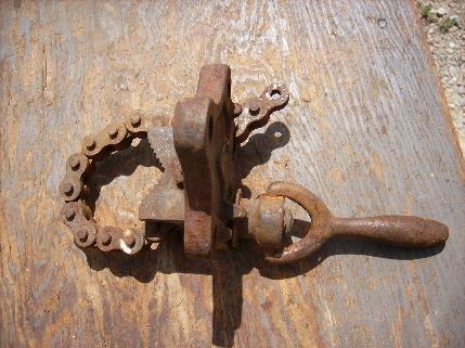 photo of antique No 11 Erie Tool Works bench top pipe chain vise, vintage plumbing tool #2