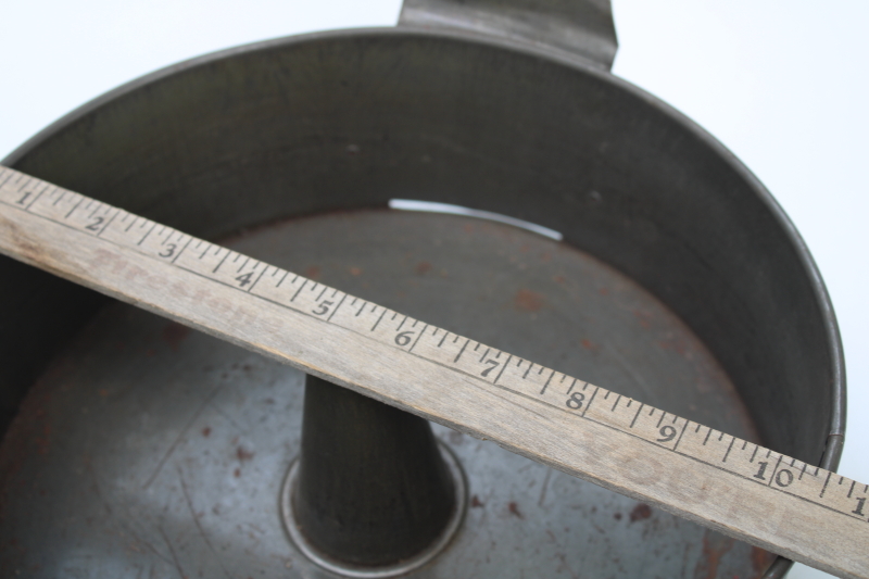 photo of antique baking pan for angel food cake, Vanity embossed tin ring mold early 1900s vintage #3