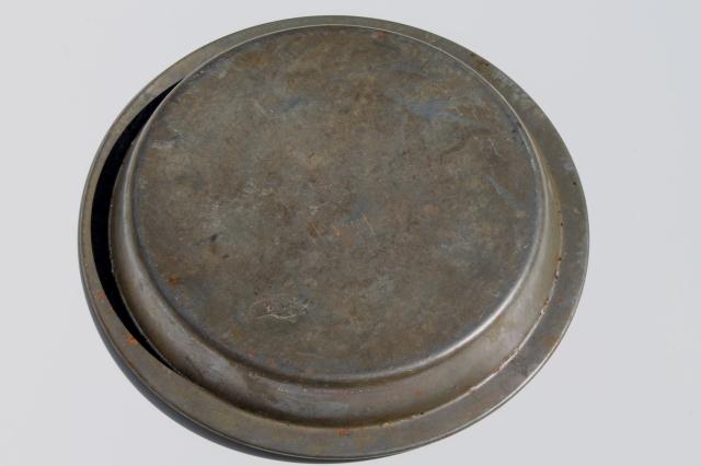 photo of antique baking tins, vintage tinned steel pie pan & cake pans w/ ring around easy release lever #4