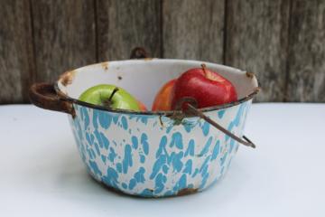 antique blue & white splatterware enamel ware kettle pot w/ wire bail handle, primitive bucket 