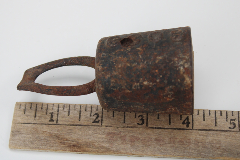 photo of antique cast iron scale weight w/ hanging loop, rusty old primitive tool early 1900s vintage #4