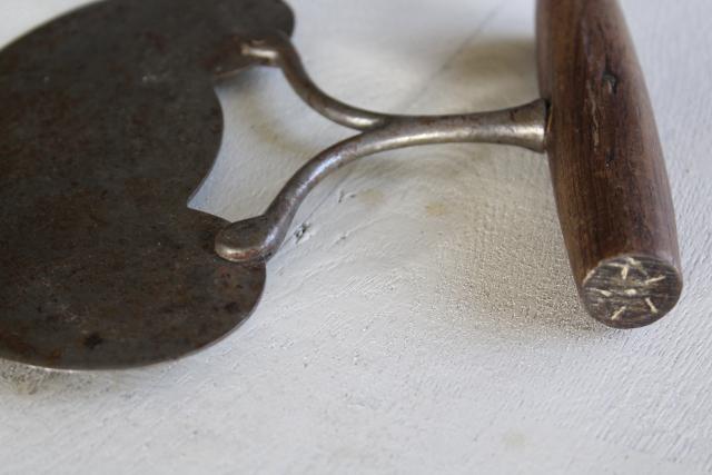 photo of antique curved blade mezzaluna rocking chopper knife, Landers Frary Clark forged steel #3