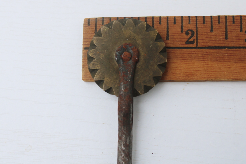 photo of antique pie crimper, solid brass wheel w/ iron handle, 1800s vintage kitchen tool  #3