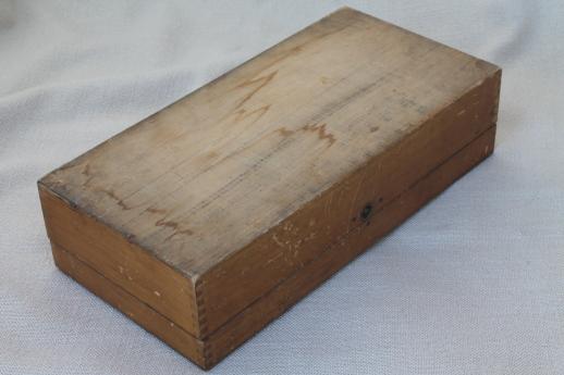 photo of antique sewing thread case, advertising display box for Turkey Red embroidery cotton #7