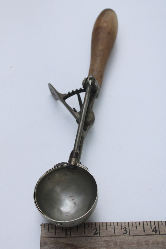 photo of antique soda fountain ice cream scoop, Gilchrists Number 31 small scoop w/ long wood handle #4