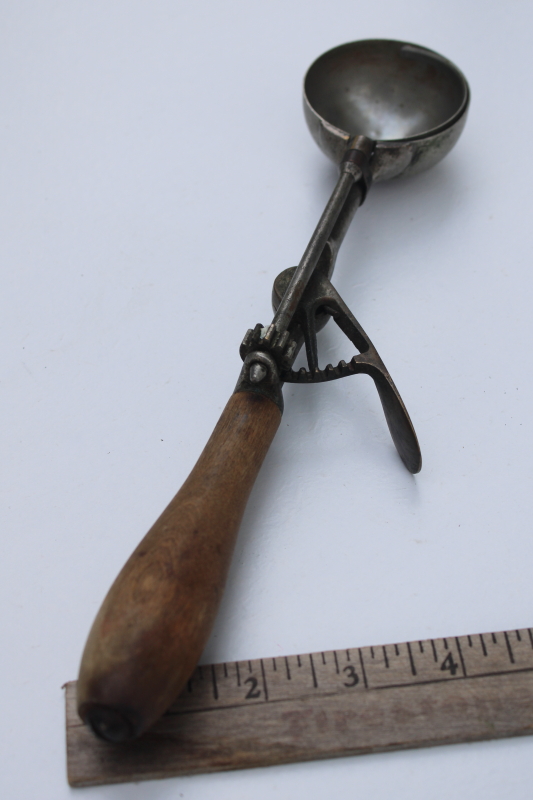 photo of antique soda fountain ice cream scoop, Gilchrists Number 31 small scoop w/ long wood handle #5