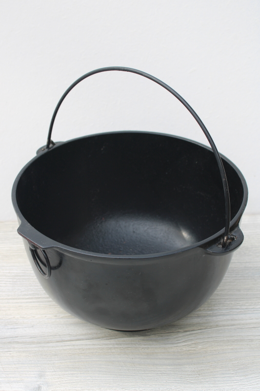 photo of antique vintage Wagner Ware cast iron #2 pot, round cauldron kettle w/ handle #1