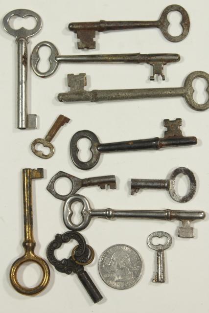 photo of antique & vintage skeleton keys, old cast iron metal brass key lot small sizes #1