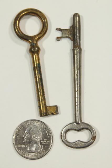 photo of antique & vintage skeleton keys, old cast iron metal brass key lot small sizes #2