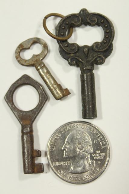 photo of antique & vintage skeleton keys, old cast iron metal brass key lot small sizes #3