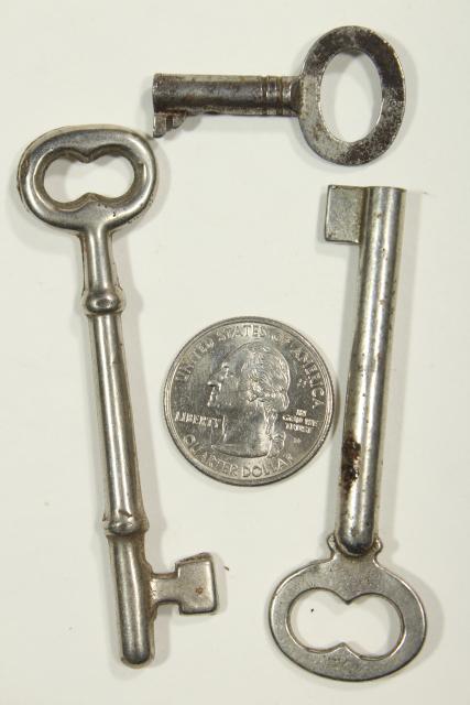 photo of antique & vintage skeleton keys, old cast iron metal brass key lot small sizes #4