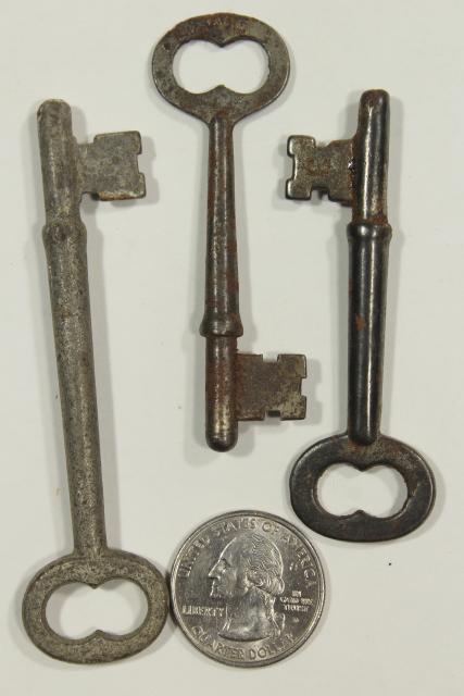 photo of antique & vintage skeleton keys, old cast iron metal brass key lot small sizes #5