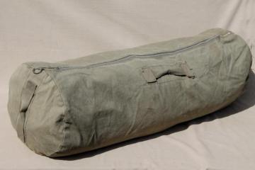 catalog photo of authentic old Army duffel bag, vintage drab cotton canvas duffle bag w/ metal zipper