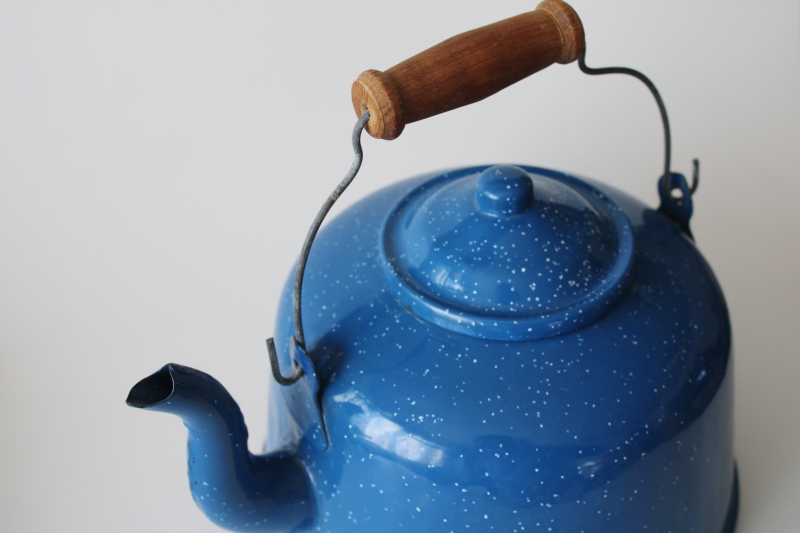 photo of big old enamelware tea kettle, blue & white spatterware enamel w/ wire bail handle #2