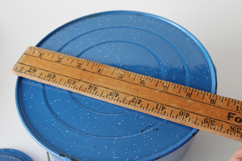 photo of big old enamelware tea kettle, blue & white spatterware enamel w/ wire bail handle #6