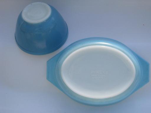 photo of blue, red, yellow vintage Pyrex kitchen glass lot, bowls, baking dishes #5