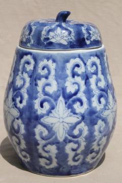 catalog photo of blue & white chinoiserie porcelain jar w/ winter melon or gourd shape