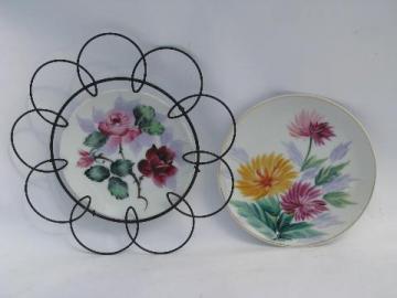 catalog photo of bright flowers 50s vintage Japan hand painted china plates, wirework frame