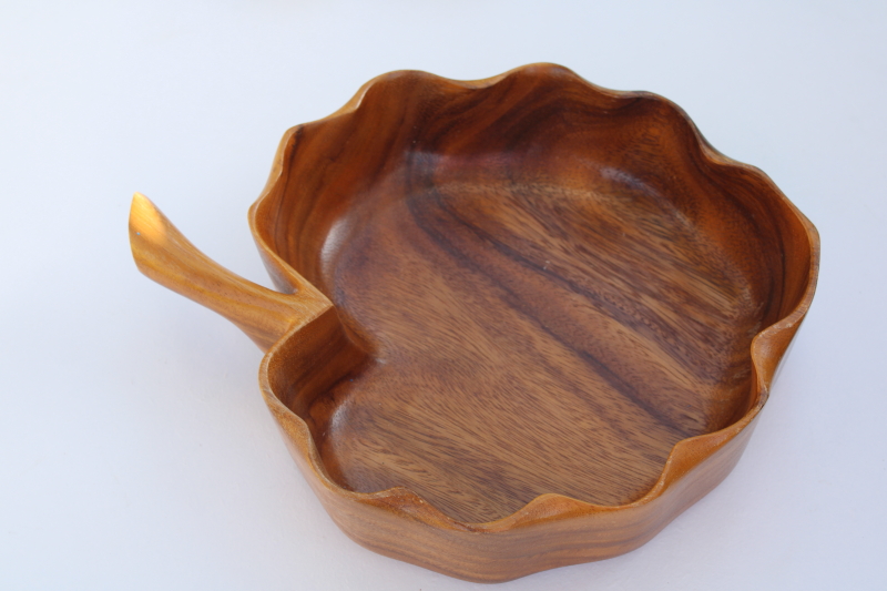 photo of carved monkey pod wood bowls w/ vintage Hawaii labels, large leaf shape salad bowl & snack bowls #4