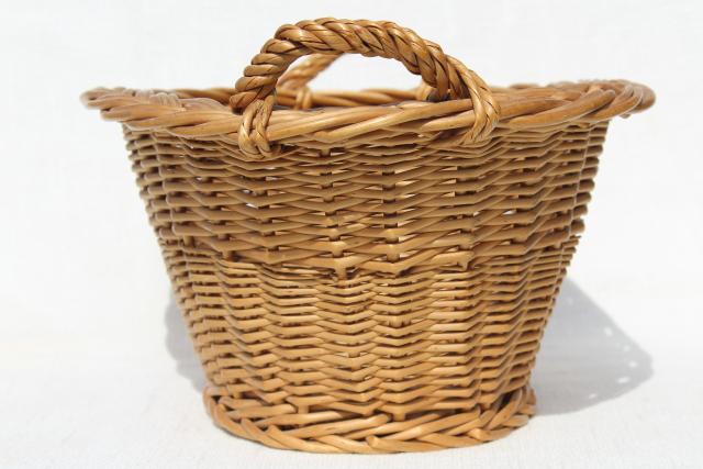 photo of child's size vintage wicker laundry basket for wash day, washing doll clothes #2