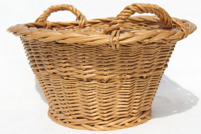 photo of child's size vintage wicker laundry basket for wash day, washing doll clothes #4