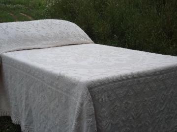catalog photo of classic vintage Bates ivory candlewick hobnail cotton full bedspread