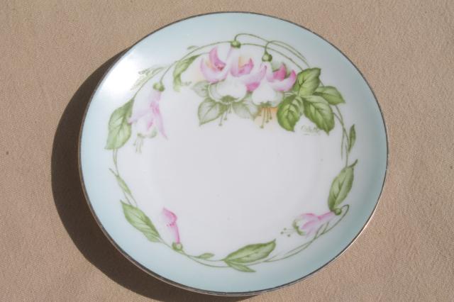 photo of collection of mismatched flowered china plates, antique vintage floral pattern dishes  #16