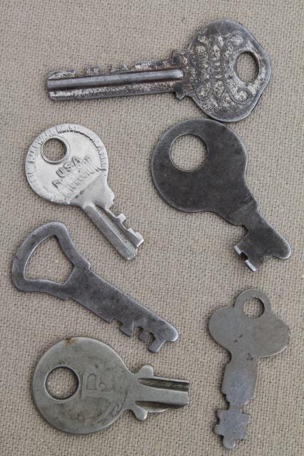 photo of collection of vintage keys, trunk lock & suitcase luggage keys, authentic old key lot #1