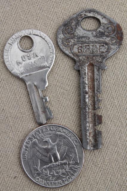 photo of collection of vintage keys, trunk lock & suitcase luggage keys, authentic old key lot #3