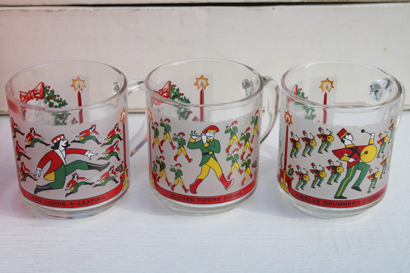 photo of complete set 12 Days of Christmas print glass coffee or cocoa mugs in Carlton box, 1980s vintage #2