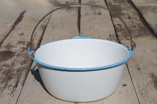 photo of cottage kitchen vintage enamelware lot, jelly kettle w/ wire bail handle, pot, small basins #3