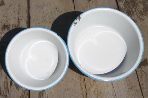 photo of cottage kitchen vintage enamelware lot, jelly kettle w/ wire bail handle, pot, small basins #9