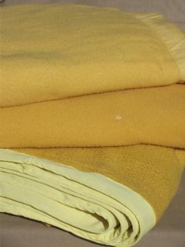 catalog photo of cozy old acrylic blankets, lot of vintage gold blankets for camp / camping