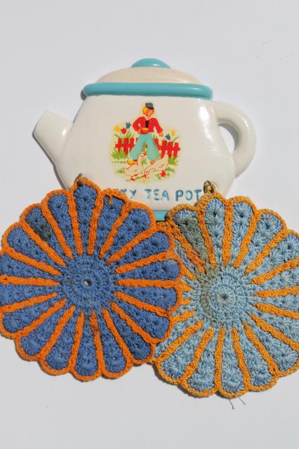 photo of cute Lucky Teapot vintage chalkware wall plaque potholder rack & crochet potholders #1