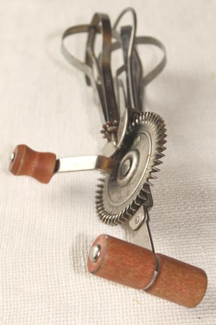 photo of dated 1920s vintage eggbeater, hand crank rotary egg beater w/ primitive old red wooden handle #8