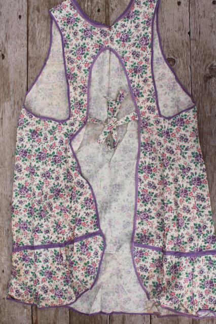 photo of depression era vintage print cotton feedsack aprons, farm kitchen apron lot #3