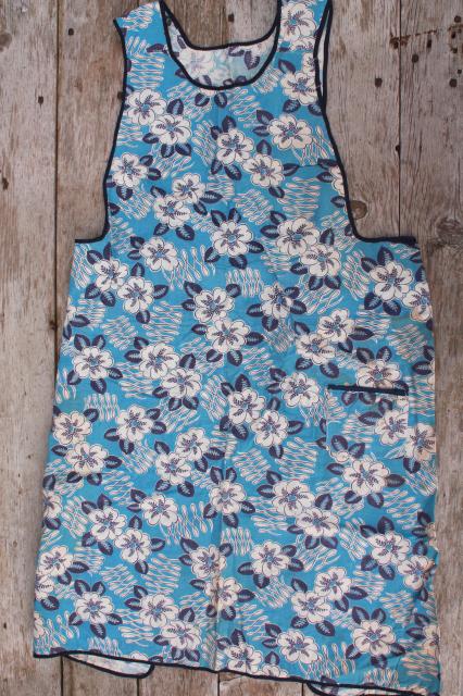 photo of depression era vintage print cotton feedsack aprons, farm kitchen apron lot #5