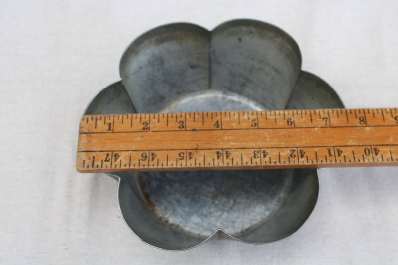 photo of early 1900s antique tin food mold or baking pan, fluted bowl weathered zinc metal color #2