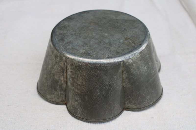 photo of early 1900s antique tin food mold or baking pan, fluted bowl weathered zinc metal color #4