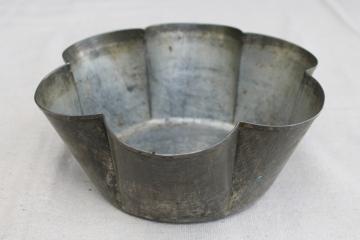 early 1900s antique tin food mold or baking pan, fluted bowl weathered zinc metal color 