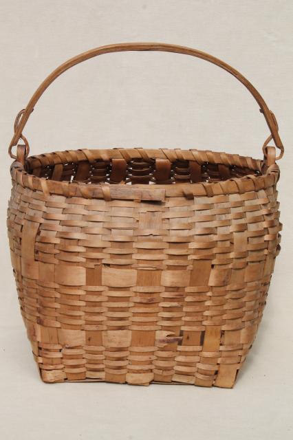photo of early 1900s vintage Winnebago Indian basket, old antique woven ash wood handle basket #4