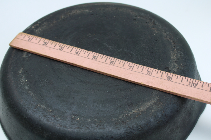 photo of early Wagner ware cast iron 10 inch skillet, W mark antique vintage frying pan  #8