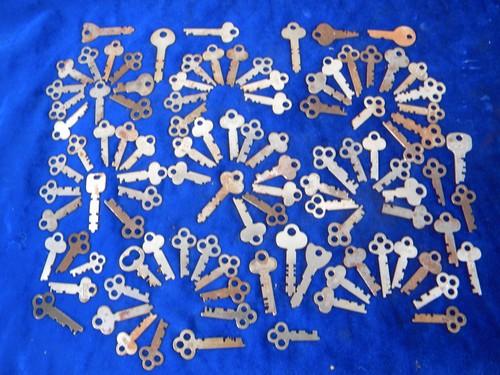 photo of estate lot of 100 old vintage flat skeleton keys #1