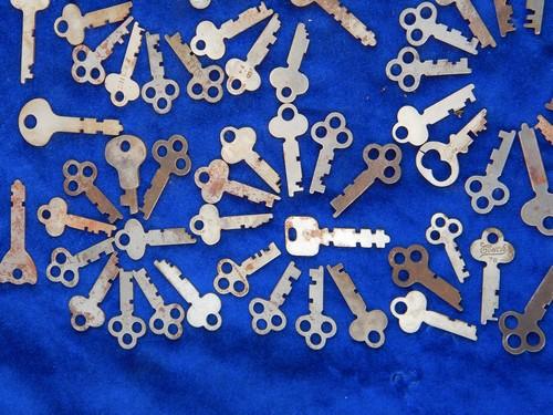 photo of estate lot of 100 old vintage flat skeleton keys #2