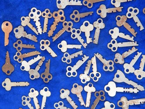 photo of estate lot of 100 old vintage flat skeleton keys #3