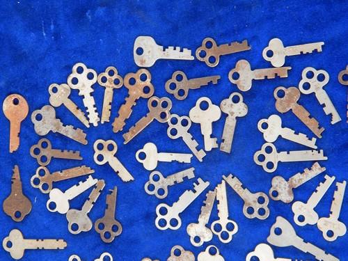 photo of estate lot of 100 old vintage flat skeleton keys #4