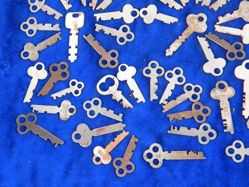 photo of estate lot of 100 old vintage flat skeleton keys #5