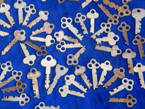 photo of estate lot of 100 old vintage flat skeleton keys #6